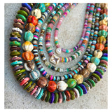 Collar con cuentas de serpiente cascabel