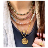 Collar con cuentas de piedras lunares y labradorita