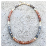 Collar con cuentas de piedras lunares y labradorita