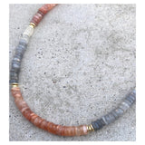 Collar con cuentas de piedras lunares y labradorita